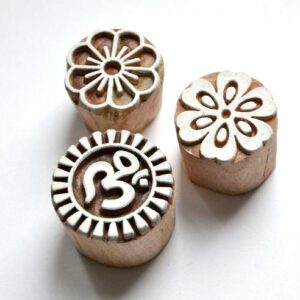 Dřevěná razítka - trojice ohm a dvě kytičky (3 cm)
